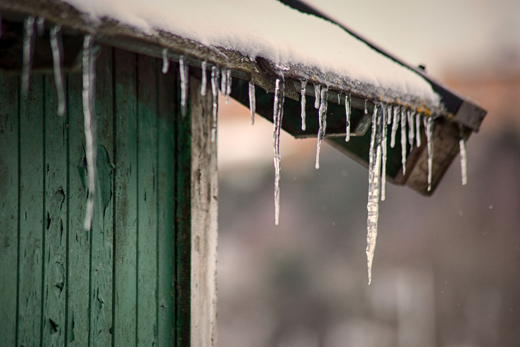 Ice Dams – What They Are And What To Do If It Happens To Your Roof